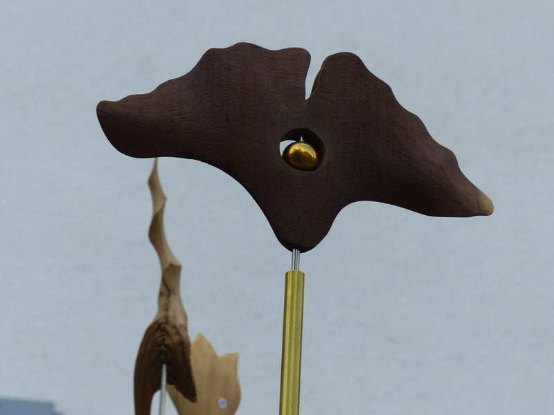 Filigranes Windspiel aus Holz mit geschnitztem Vogel