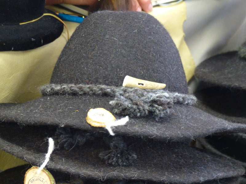 Handgemachte Filzhüte mit Kordel