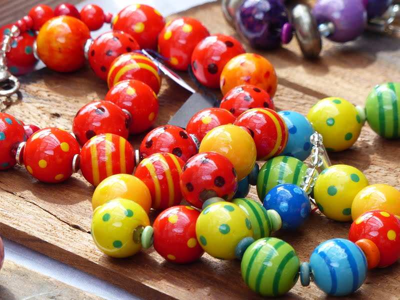 Bunt bemalte Holzperlenketten
